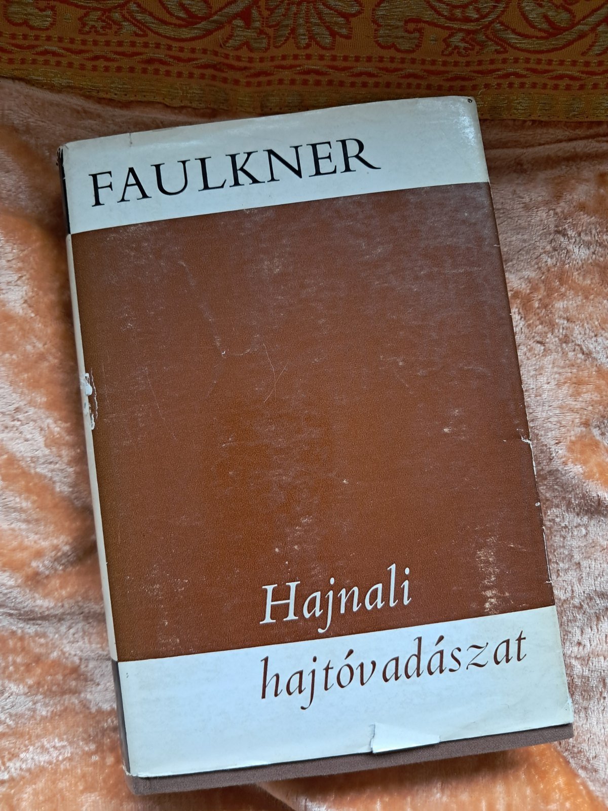 Hajnali hajtóvadászat – Faulkner (borító)